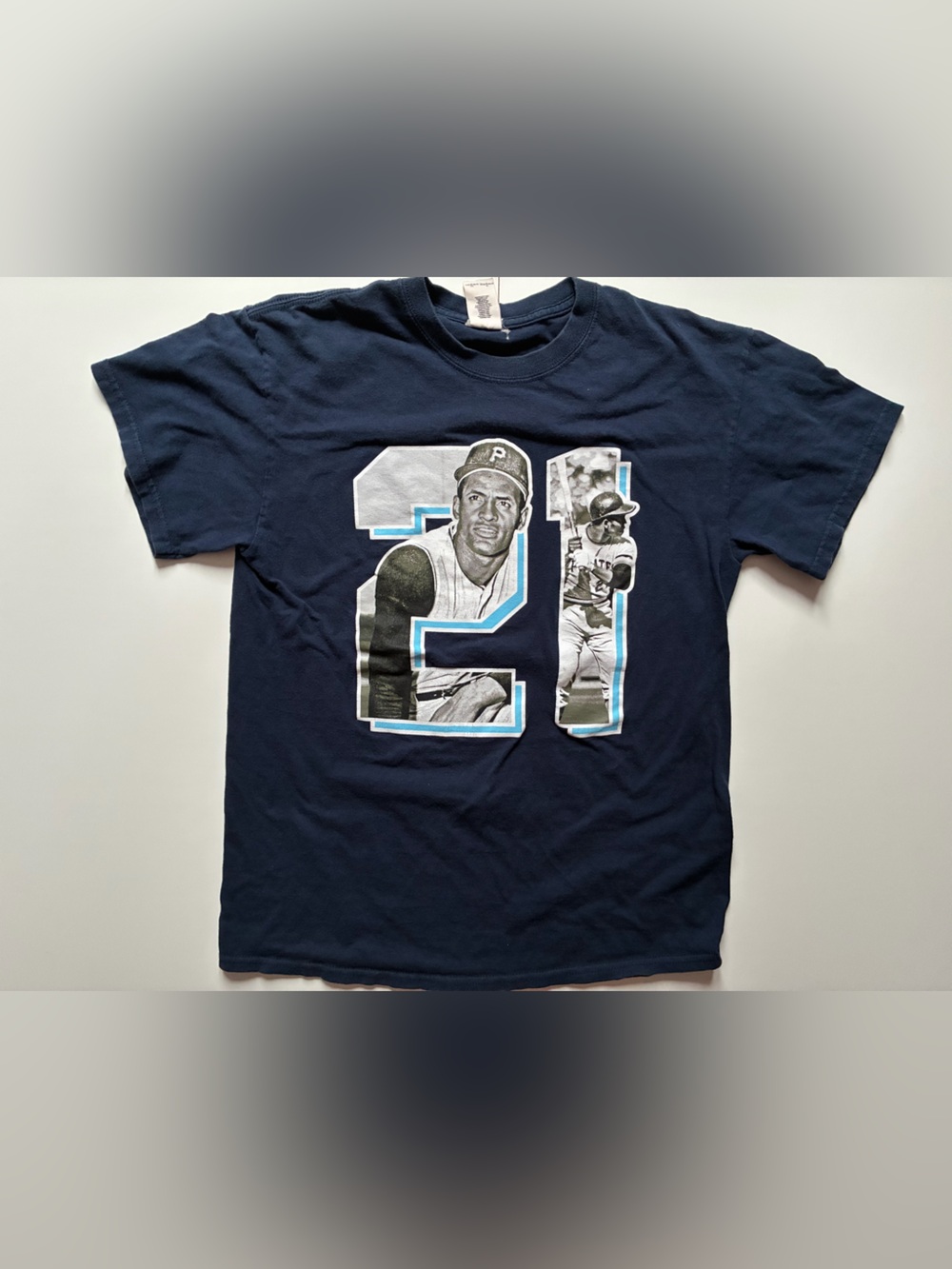 Tampa Bay Tays Roberto Clemente Graphic T-Shirt - Size Medium